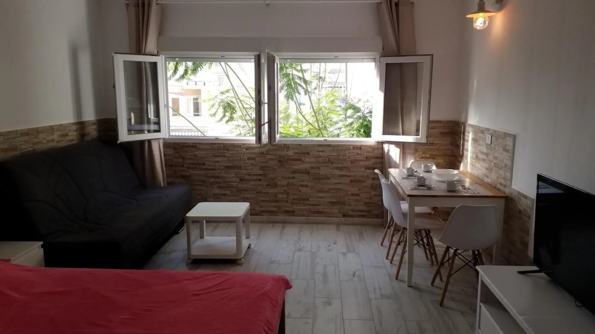 Designer 1 Bedroom Apartment White Tree 2 Minutes To The Beach In The City Center, Puerto De La Cruz, Tenerife Puerto de la Cruz (Tenerife)